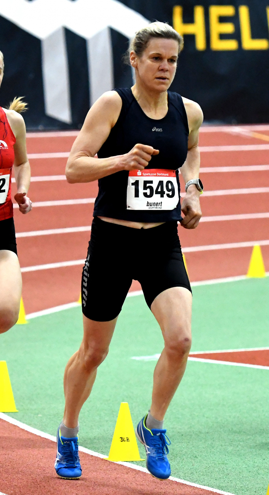 Erfolgreiches Deb&uuml;t: W45-Athletin Melanie Bissa vom LAZ Soest qualifizierte sich bei ihrem allerersten Start unter dem Hallendach                                                  &uuml;ber 1500 Meter f&uuml;r die Deutschen Meisterschaften der Masters. Foto: Bottin