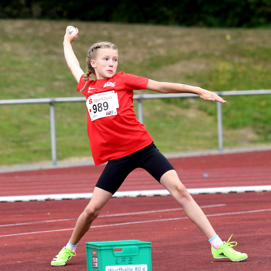 Platz zwei: W11-Sportlerin Sophie Bornemann vom LAZ Soest schleuderte den Schlagball in Hagen 29,50 Meter weit. Foto: Bottin