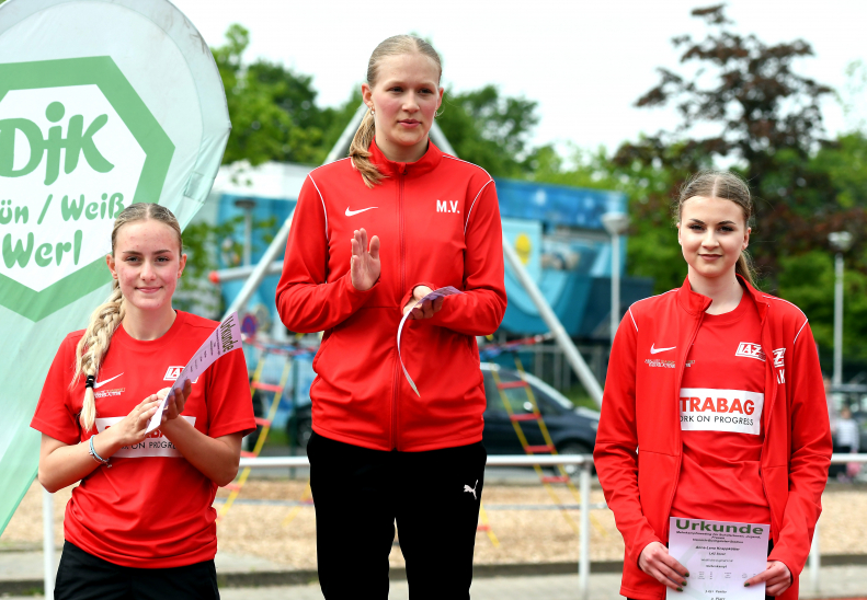 Das U18-Siebenkampfteam des LAZ Soest mit (von links) Maya Klute, Mia Vollmer und Anna-Lena Knappk&ouml;tter ist mit 10.768 Punkten westf&auml;lischer Spitzenreiter und liegt deutschlandweit auf Platz acht. Foto: Bottin|Vielseitigkeit ist Trumpf bei Nia Ferige: Gleich f&uuml;nf Mal nimmt die W14-Sportlerin des LAZ Soest den Spitzenrang in Westfalen ein. Foto: Reinhard|m Siebenkampf auf Rang eins in Westfalen: U18-Athletin Mia Vollmer vom LAZ Soest erzielte 4120 Punkte. Foto: Bottin|In Westfalen die Nummer zwei, bundesweit auf Platz sieben: W15-Athletin Maja Bolinger vom LAZ Soest sprintete die 100 Meter fr&uuml;h in der Saison in 12,60 Sekunden. Foto: Bottin|Rafael Hesse (M13) vom LAZ Soest ist aktuell landesweit die Nummer eins &uuml;ber 75 Meter und im Vierkampf. Foto: Reinhard|W12-Sportlerin Greta Luisa Karsten vom LAZ Soest - hier beim Weitsprung- f&uuml;hrt derzeit mit 1,48 Metern und einem Vorsprung von acht Zentimetern                                                      die Rangliste Westfalens im Hochsprung an. Foto: Reinhard|||