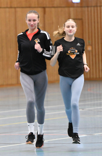 Internationaler Einsatz: im belgischen Louvain-la-Neuve gehen die beiden LAZ-Talente Sophie Martin (links) und Maja Bolinger beim U18-L&auml;nderkampf im Westfalenteam gegen die Nationalmannschaften Belgiens und der Niederlande an den Start. Foto: Bottin|||