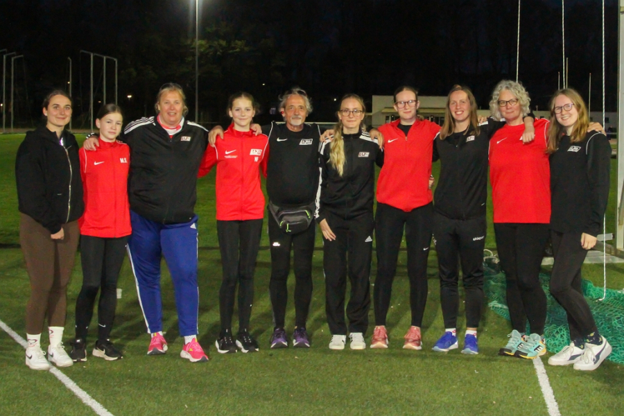 Die Hammerwurfgruppe des LAZ Soest beim Saisonauftakt in Enschede (von links): Jana Klee, Marlene Soer, Sandra Straub, Nia Ferige, Ralf Reinhard, Maya Klute, Johanna B&ouml;ttiger, Annika Straub, Margareta B&ouml;ttiger und Antonia B&ouml;ttiger. Foto: Judith Soer