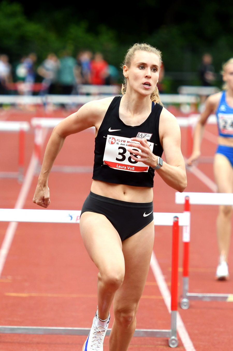 Westfalenrekord: Bei diesem Lauf &uuml;ber 400-Meter-H&uuml;rden in Dortmund stellte Laura Vo&szlig; vom LAZ Soest in 59,73 Sekunden eine neue Bestmarke f&uuml;r die Altersklasse W30 auf. Foto: Bottin