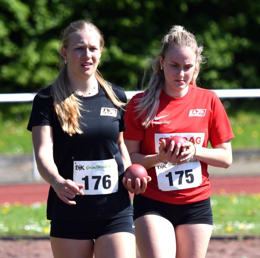 Skeptische Blicke: Mia Vollmer (links) und Maya Klute (w. Jugend U20) zogen sich bei ihrem Deb&uuml;t mit der Vier-Kilo-Kugel achtbar aus der Aff&auml;re. Foto: Bottin
