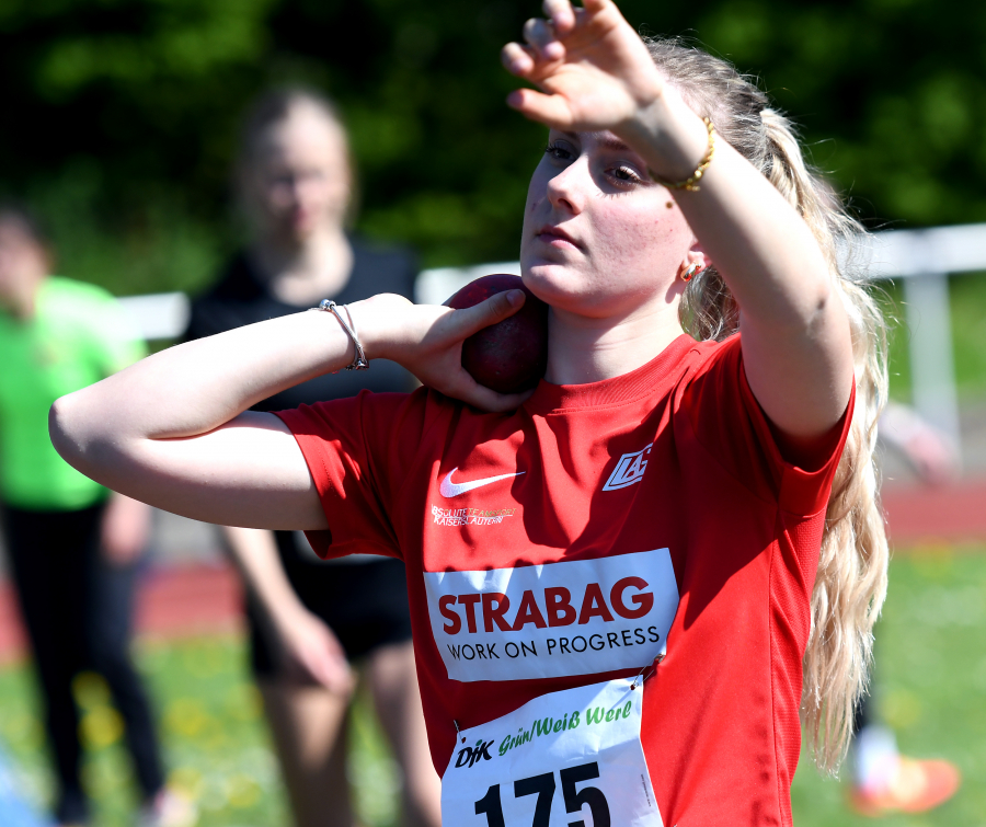 8,04 Meter beim Deb&uuml;t mit der 4-Kilo-Kugel: Maya Klute (w. Jugend U20). Foto: Bottin