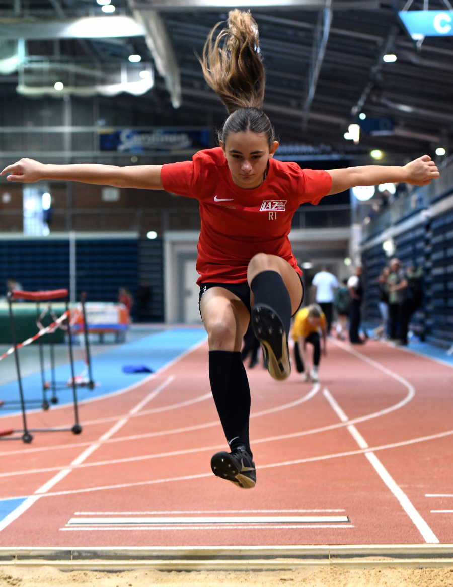 Rosalie Tigges vom LAZ Soest sprang in Bielefeld mit pers&ouml;nlicher Bestleistung von 4,21 Meter zum Sieg in der Altersklasse W12. Foto: Bottin