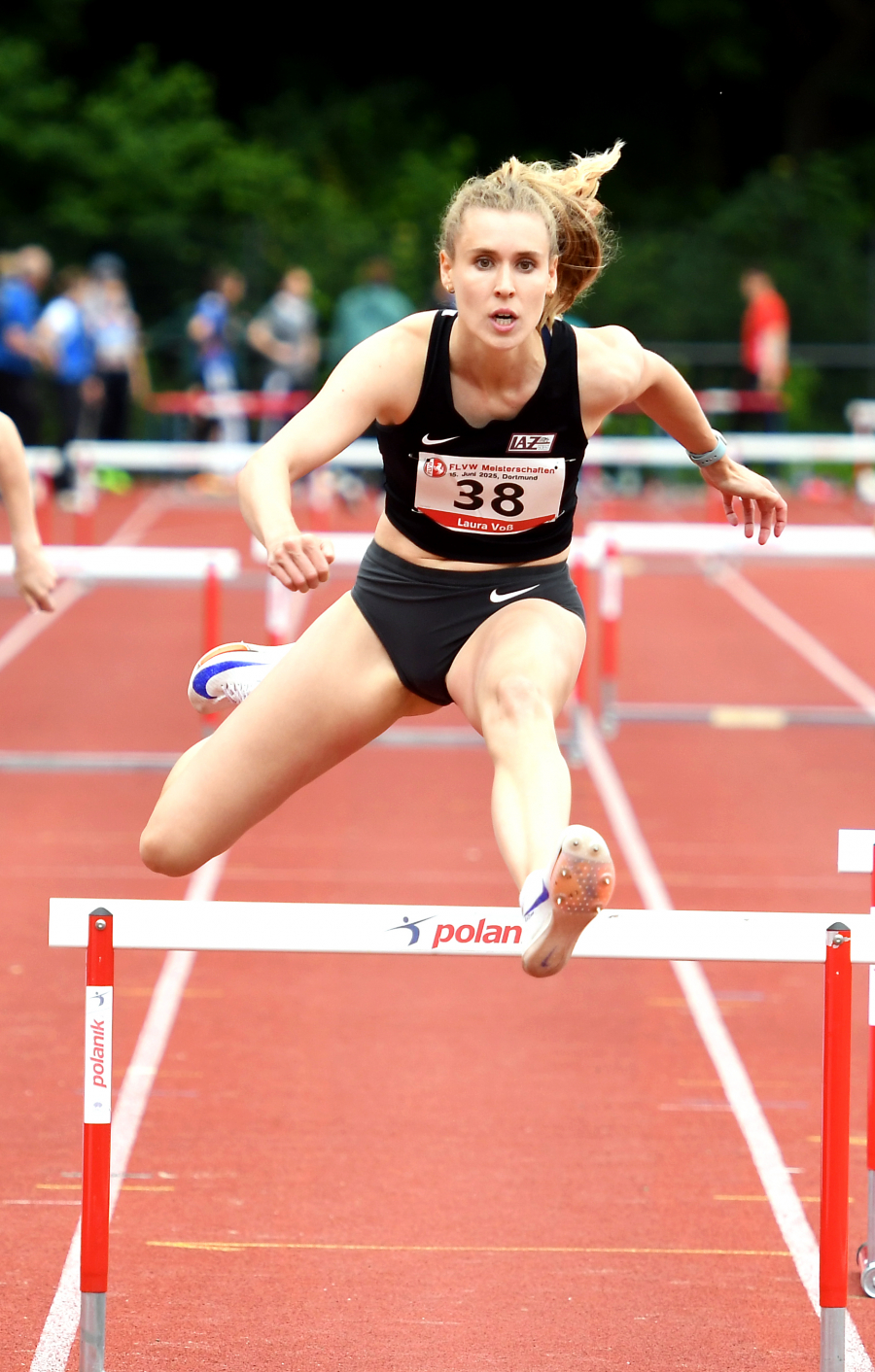 Wie ein pr&auml;zises Uhrwerk: Laura Vo&szlig; vom LAZ Soest legte jetzt die 400-Meter-H&uuml;rden in Wattenscheid wieder in nahezu identischer Zeit wie in den Rennen zuvor zur&uuml;ck. Foto: Bottin