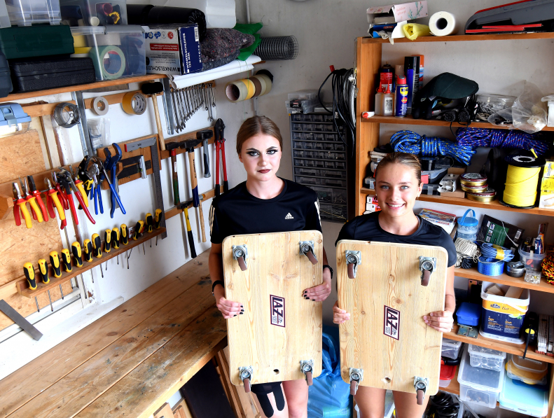 Anna-Lena (links) und Zoe vom LAZ Soest pr&auml;sentieren in der vereinseigenen Werkstatt im Schulzentrum selbstgebaute Rollbretter.|||