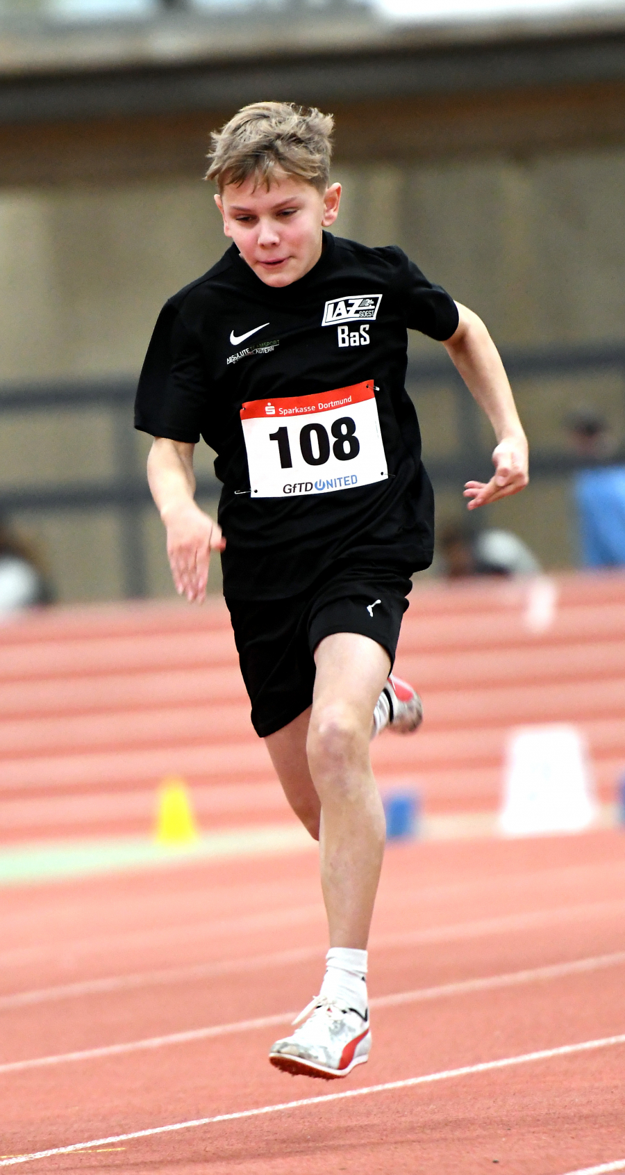 N&auml;hert sich der Neun-Sekunden-Marke &uuml;ber 60 Meter: Bastian Sievert (M12) erzielte beim Junior Adventscup in der Helmut-K&ouml;rnig-Halle mit 9,03 Sekunden eine neue pers&ouml;nliche Bestzeit. Foto: Bottin