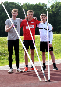 Erfolgreiches Stabhochsprung-Trio des LAZ Soest (von links): Jonas Dorenkamp, Rafael Hesse und Michel Bottin beim zweiten Meeting des Jahres im Soester Schulzentrum. Rafael Hesse (M14) und Michel Bottin (M13) f&uuml;hren die Landesbestenlisten in ihren Altersklassen an. Foto: Bottin|||