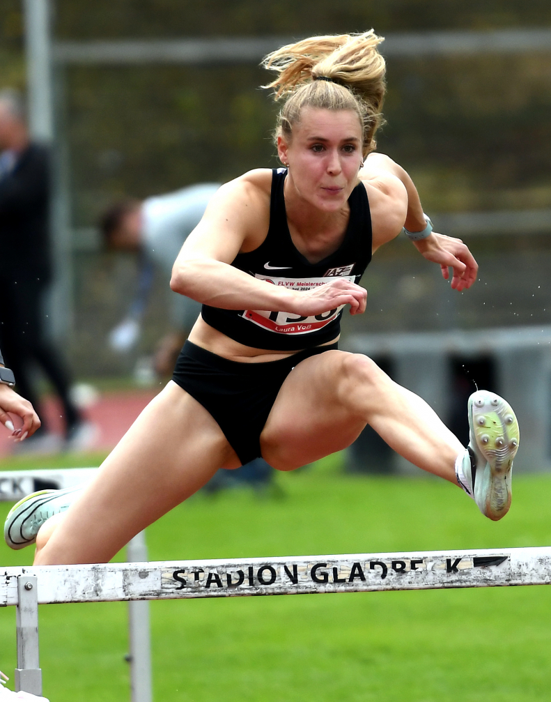 Laura Vo&szlig; vom LAZ Soest, hier ein Archivfoto vom Kurzsprint aus 2024 beim Borsig-Meeting in Gladbeck, erzielte &uuml;ber 400-Meter-H&uuml;rden mit 59,83 Sekunden eine Topzeit und die DM-Norm. Foto: Bottin|||
