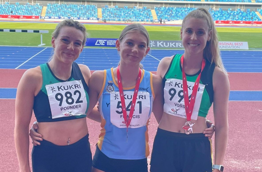 Laura Vo&szlig; (rechts) mit ihren neuen Vereinskameradinnen Esme Grace Pounder (links) und Carys Lily Francis vom City of York AC.