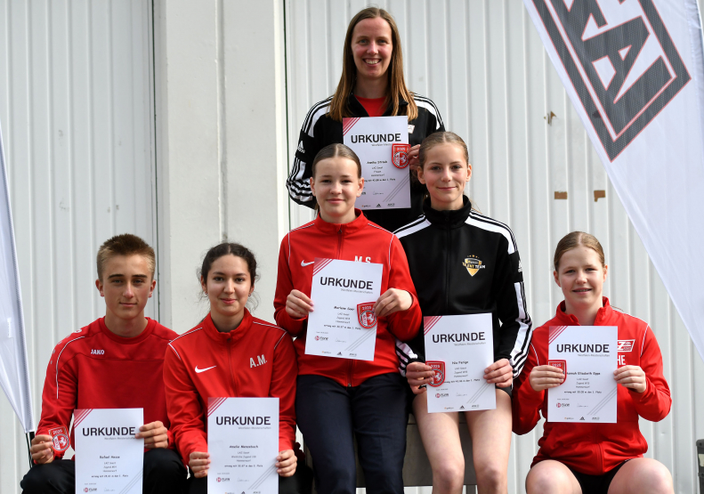 Geballte Hammerwurfkraft vom LAZ Soest: von links: Rafael Hesse (Westfalenmeister M14), Amelie Menzebach (Bronze w. J. U18), Marlene Soer (Westfalenmeisterin W14), Nia Ferige (Westfalenmeisterin W15) und Hannah Eppe (Westfalenmeisterin W13), hinten Annika Straub (Westfalenmeisterin Frauen). Foto: Bottin|Annika Straub vom LAZ Soest wurde ihrer Favoritenstellung gerecht und holte sich mit 43,88 Metern den Westfalentitel im Hammerwurf der Frauen. Foto: Bottin|Michel Bottin vom LAZ Soest gl&auml;nzte mit ausgezeichneten 35,13 Metern im Speerwurf und setzte sich damit auf Platz zwei der Westf&auml;lischen Bestenliste der Altersklasse M13. Foto: Bottin|Mit ihrem erstem Wettkampfresultat &uuml;ber 30 Meter wurde W14-Athletin Marlene Soer vom LAZ Soest Hammerwurf-Westfalenmeisterin. Foto: Bottin|W13-Sportlerin Hannah Eppe vom LAZ Soest holte sich mit 30,05 Metern den Westfalentitel im Hammerwurf. Foto: Bottin|&Uuml;berragend: Nia Ferige (W15) vom LAZ Soest erzielte mit 43,86 Metern im Hammerwurf ein Resultat der nationalen Spitzenklasse. Die Enserin wurde Westfalenmeisterin                            und ist aktuell die Nummer F&uuml;nf in Deutschland. Foto: Bottin|Sandra Straub vom LAZ Soest best&auml;tigte mit 31,15 Metern ihre DM-Norm f&uuml;r die Deutschen Meisterschaften der W50. Foto: Bottin|||