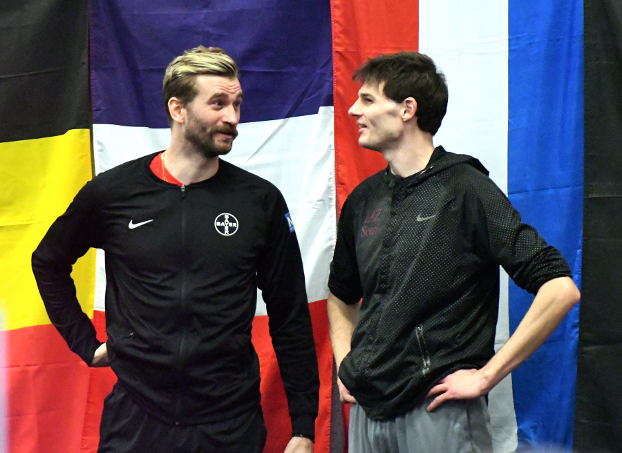 Vor dem Wettkampf in Clarholz: Falk Wendrich (rechts) im Gespr&auml;ch mit dem mehrfachen Deutschen Meister und Ex-Europameister Mattheusz Przybylko (Bayer Leverkusen). Foto: Bottin