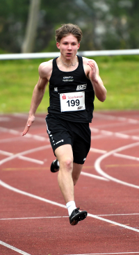 Immer schneller: Beim Sportfest "Sprint in den Mai" in Dortmund-Lanstrop pr&auml;sentierte sich U18-Athlet Matthis Eckhoff vom LAZ Soest mit zwei pers&ouml;nlichen Bestzeiten in toller Form. Foto: Bottin|||