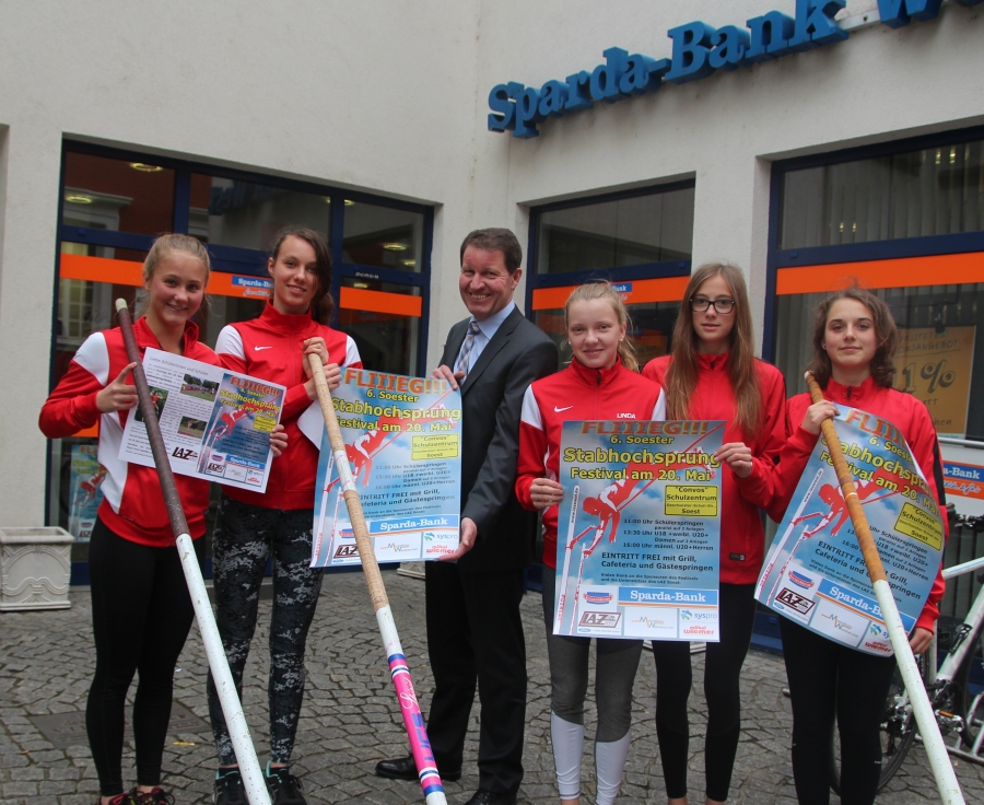 Franke, Quiring, Winrich, Grabenmeier, B&uuml;ttner und Klee bei der Plakat&uuml;bergabe.