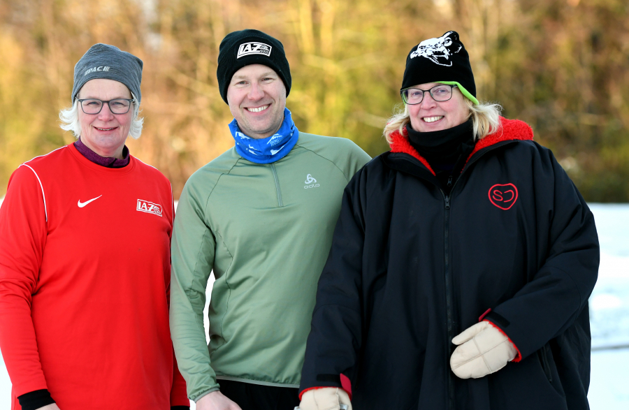 Masters-Hammerwerfer und -werferinnen vom LAZ Soest unter sich: Margareta B&ouml;ttiger (W50, links) und Sandra Straub (rechts) nahmen ihren Mannschaftskameraden und Hammerwurfneuling Dr. Moritz Biegel (M40) in die Mitte. Foto: Bottin