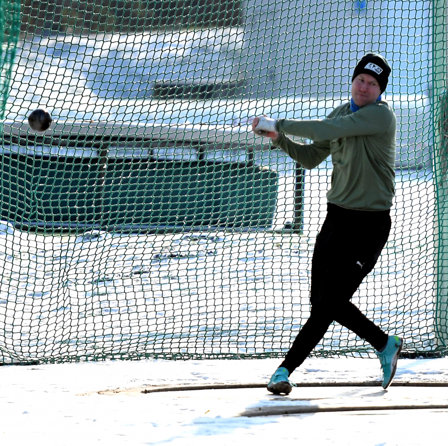 Hammerwurfdeb&uuml;t: Dr. Moritz Biegel (M40) vom LAZ Soest schleuderte das 7,257 Kilo schwere Wurfger&auml;t auf 23,07 Meter. Foto: Bottin