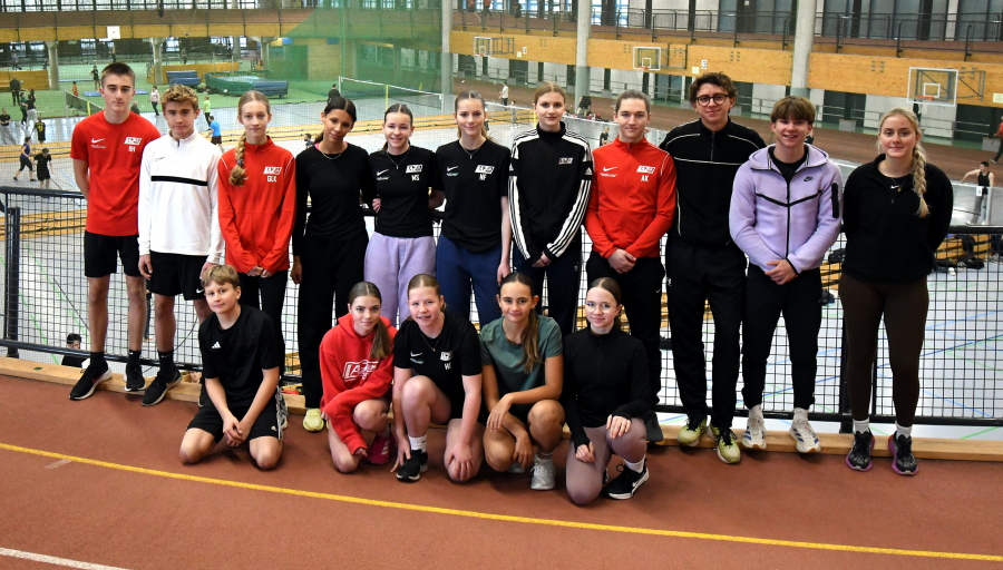 Die Sportlerinnen und Sportler des LAZ Soest auf der 200-Meter-Bahn im Ahorn-Sportpark. Foto: Bottin