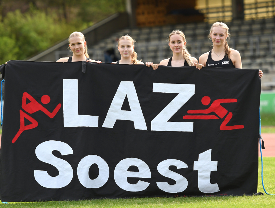Das U18-Quartett des LAZ Soest - v.l.n.r.: Mia Vollmer, Maja Bolinger, Maya Klute und Sophie Martin - unterbot gleich im ersten Saisonrennen in 49,89 Sekunden die DM-Norm &uuml;ber 4 x 100 Meter. Foto: Bottin
