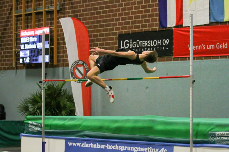 Rafael Hesse (M14) bei seinem Versuch &uuml;ber 1,62 Metern: Hier war noch Luft nach oben und am Ende des Tages standen f&uuml;r ihn 1,76 Meter zu Buche. Foto: Reinhard