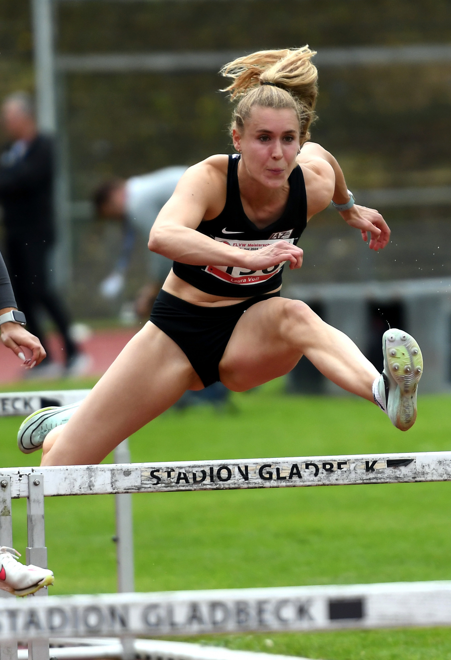 Stark &uuml;ber die H&uuml;rden: In 14,50 Sekunden verpasste Mehrk&auml;mpferin Laura Vo&szlig; vom LAZ Soest als Vierte bei den Frauen nur knapp ihre pers&ouml;nliche Bestzeit &uuml;ber 100-Meter-H&uuml;rden. Foto: Bottin