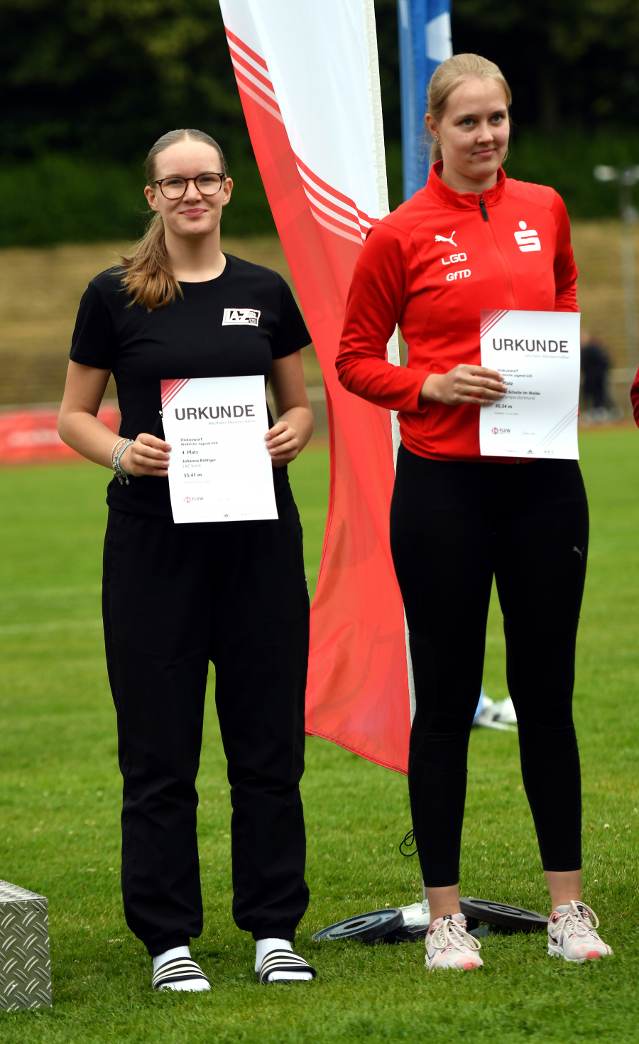 Johanna B&ouml;ttiger (links) vom LAZ Soest wurde mit 33,41 Metern Vierte im Diskuswurf der weibl. Jugend U20. Rechts die F&uuml;nfte, Marie Schulte im Walde von der LG Olympia Dortmund. Foto: Bottin
