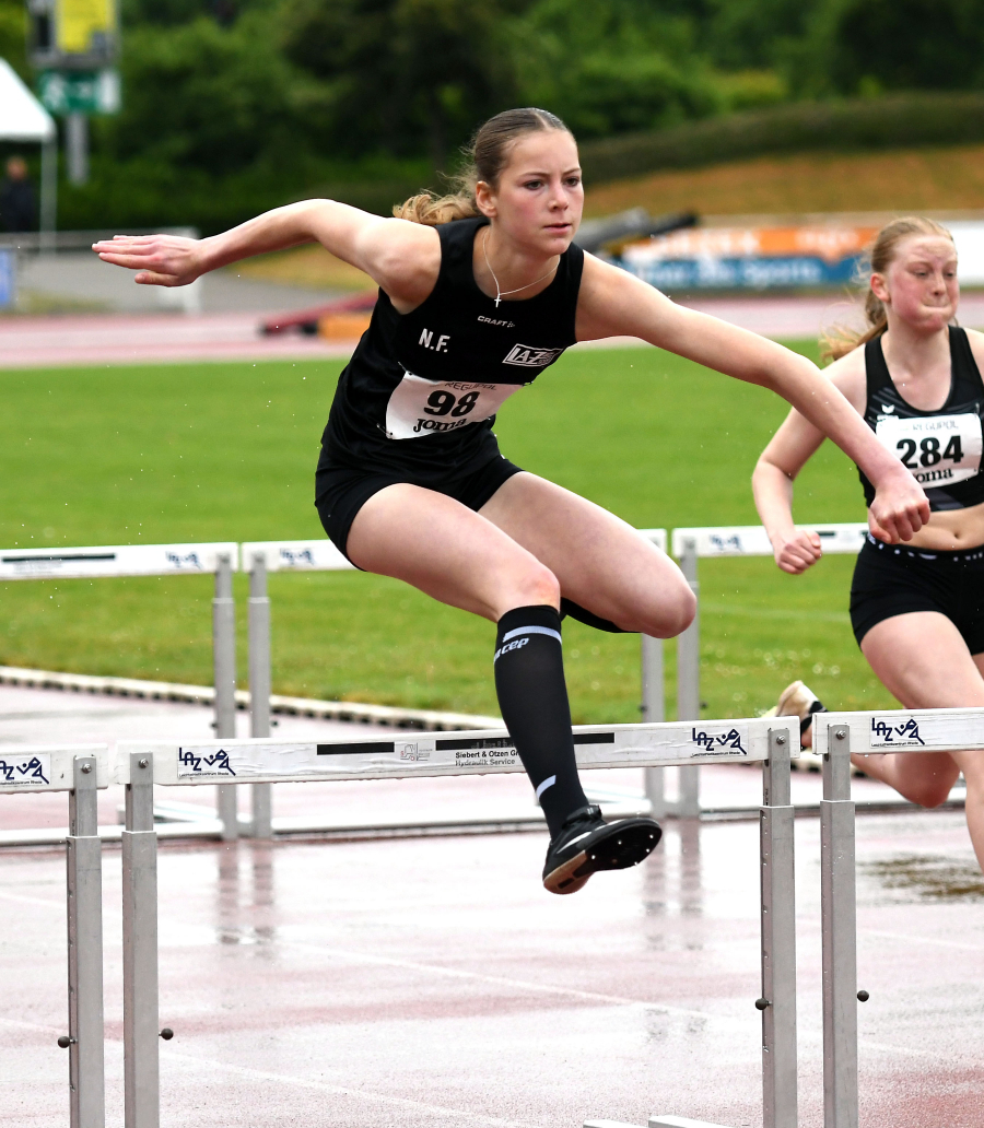 Vielseitig talentiert: W15-Athletin Nia Ferige vom LAZ Soest holte 2025 f&uuml;nf Titel bei Westfalenmeisterschaften. Im Hammerwurf                              gelang der jungen Enserin mit DM-Platz sechs der Sprung in die deutsche Spitzenklasse. Foto: Bottin