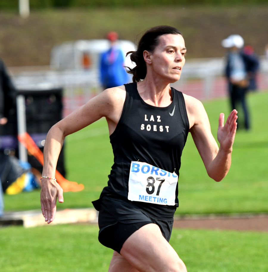 Ines Rustemeyer (W50) holte 2025 insgesamt f&uuml;nf Finalplatzierungen bei deutschen Meisterschaften in der Halle und im Freien. &Uuml;ber 200 Meter wurde die Athletin des LAZ Soest Westfalenmeisterin. Foto: Bottin