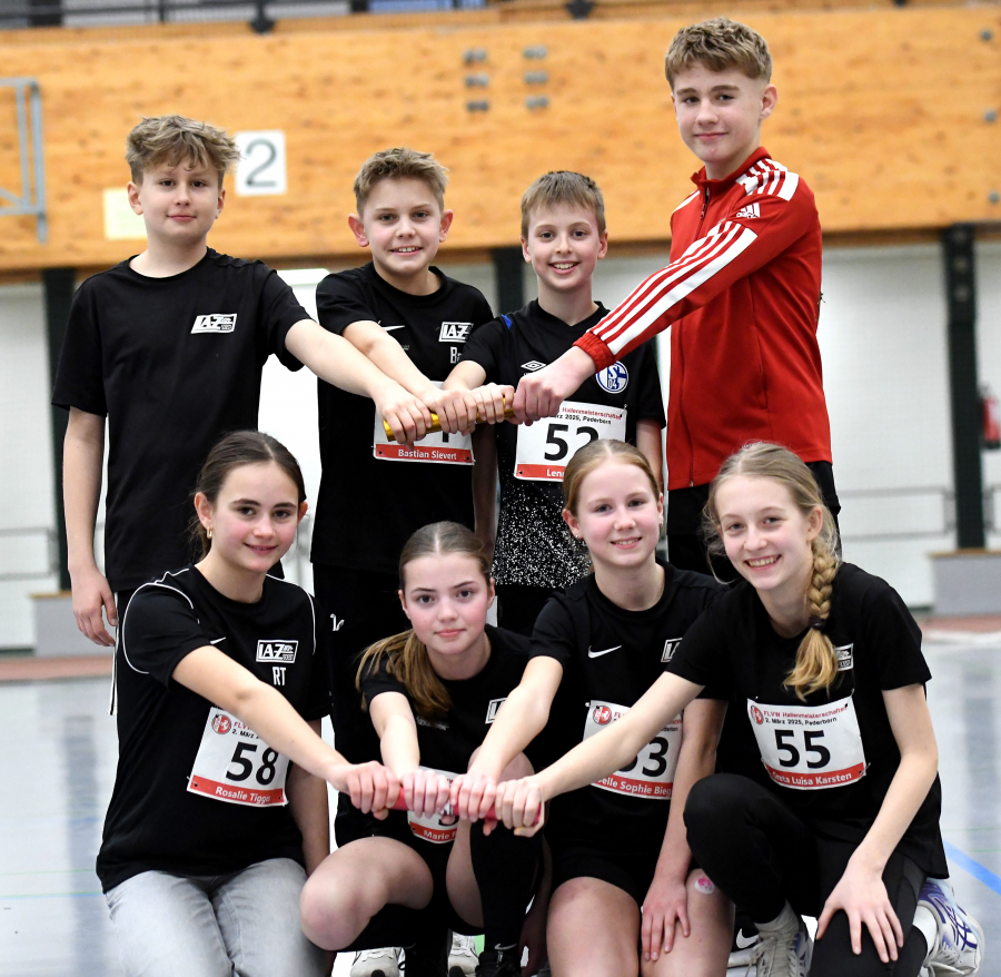 Zwei Mal Platz sechs bei den Hallen-Westfalenmeisterschaften &uuml;ber 4 x 100 Meter f&uuml;r das LAZ Soest: Oben das Qaurtett der Jungen mit v.l.n.r. Malte Langenscheidt, Bastian Sievert, Lenn Wolf und Michel Bottin, unten das Quartett der M&auml;dchen mit v.l.n.r. Rosalie Tigges, Marie Rustemeyer, Noelle Biegel und Greta Karsten. Foto: Bottin