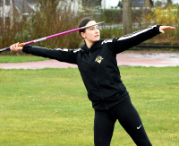 U16-Athletin Mathilda Grienitz vom LAZ Soest gewann in R&uuml;then den Hochsprungwettbewerb mit 1,50 Metern. - Foto: Bottin|Michelle Muschalik vom LAZ Soest setzte sich in R&uuml;then mit starken 39,37 Metern im Speerwurf bei der weiblichen Jugend B durch. - Foto: Bottin|||