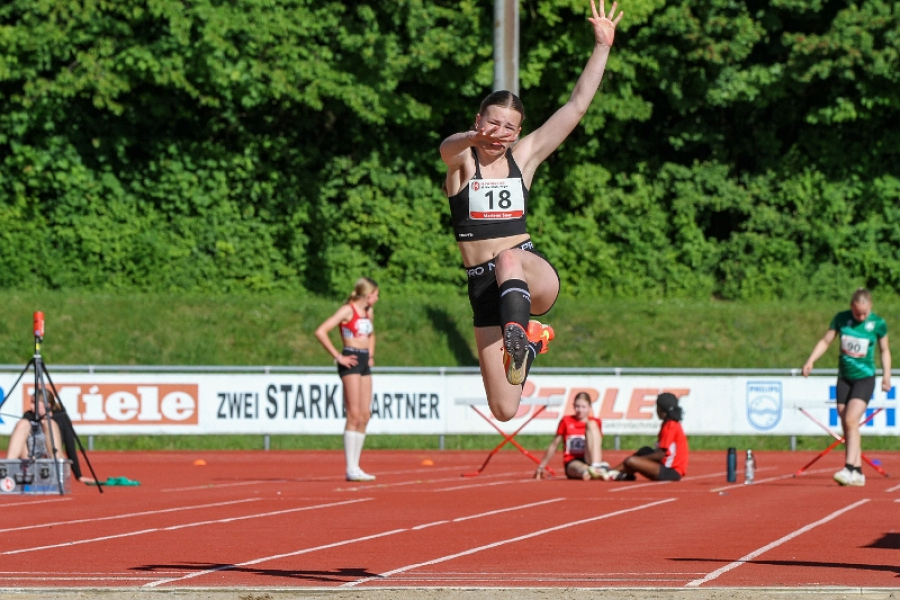 Marlene Soer beim Weitsprung. Foto: Reinhard