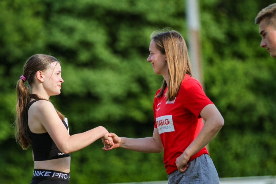 Marlene Soer freute sich &uuml;ber die Gl&uuml;ckw&uuml;nsche von Trainerin Annika Straub. Foto: Reinhard