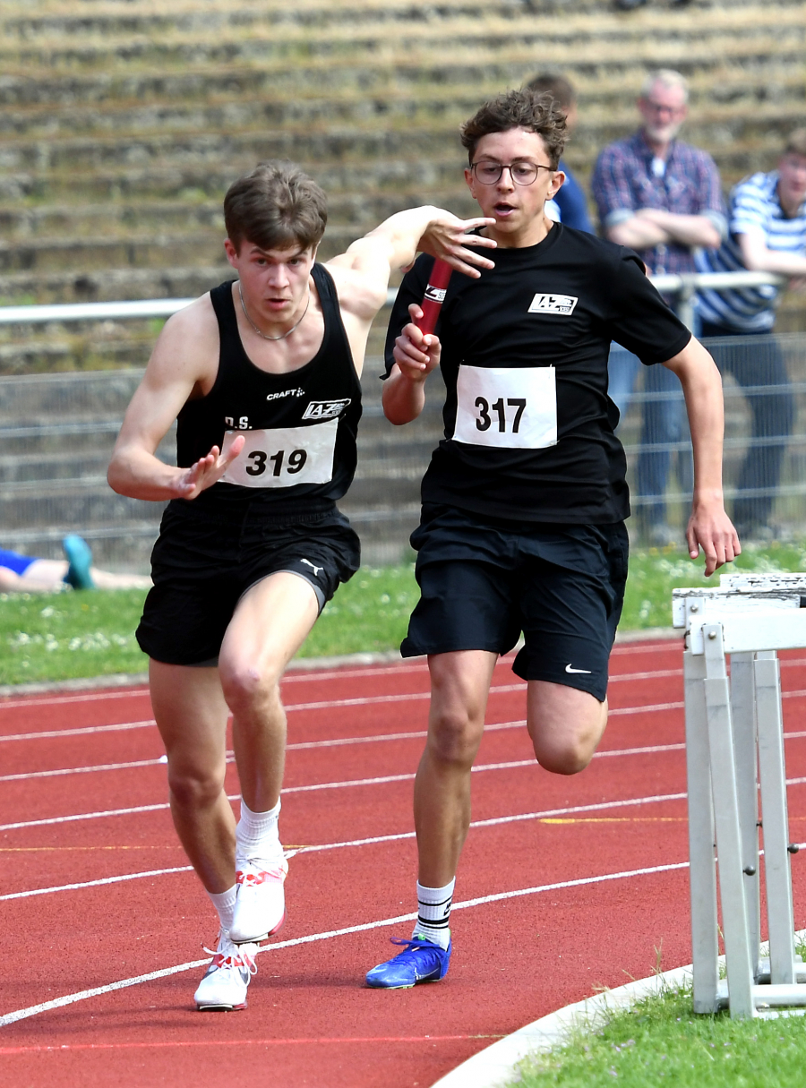 Dritter und letzter Wechsel &uuml;ber 4 x 100 Meter zwischen Levi Klute (rechts) und David Stracke. Die m&auml;nnliche U18-Staffel                             des LAZ Soest erzielte beim Borsigmeeting in Gladbeck 45,66 Sekunden. Foto: Bottin