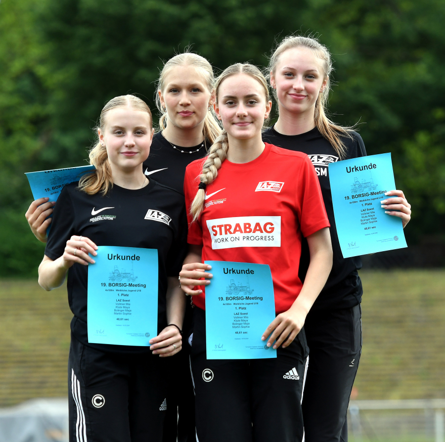 Lauf in die deutsche Spitzenklasse: mit 48,61 Sekunden sind Maja Bolinger, Mia Vollmer, Maya Klute und Sophie Martin (von links) vom LAZ Soest bundesweit das viertschnellste U18-Staffelquartett &uuml;ber 4 x 100 Meter. Foto: Bottin