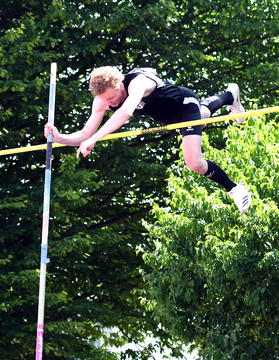 Tolle &Uuml;berraschung: Jonas Dorenkamp vom LAZ Soest wurde mit pers&ouml;nlicher Bestleistung von 4,00 Metern U20-Westfalenmeister im Stabhochsprung. Foto: Bottin
