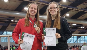 Annika Straub (links) und Antonia B&ouml;ttiger.