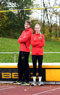 H&ouml;her als Falk Wendrich und Greta Karsten sprang 2025 bundesweit niemand. Foto: Bottin|Die beiden zeigen es am Messstab: Falk Wendrich sprang 2,28 Meter bei den M&auml;nnern und Greta Karsten 1,64 Meter in der Altersklasse W13. Foto: Bottin.|Foto: Bottin.|||