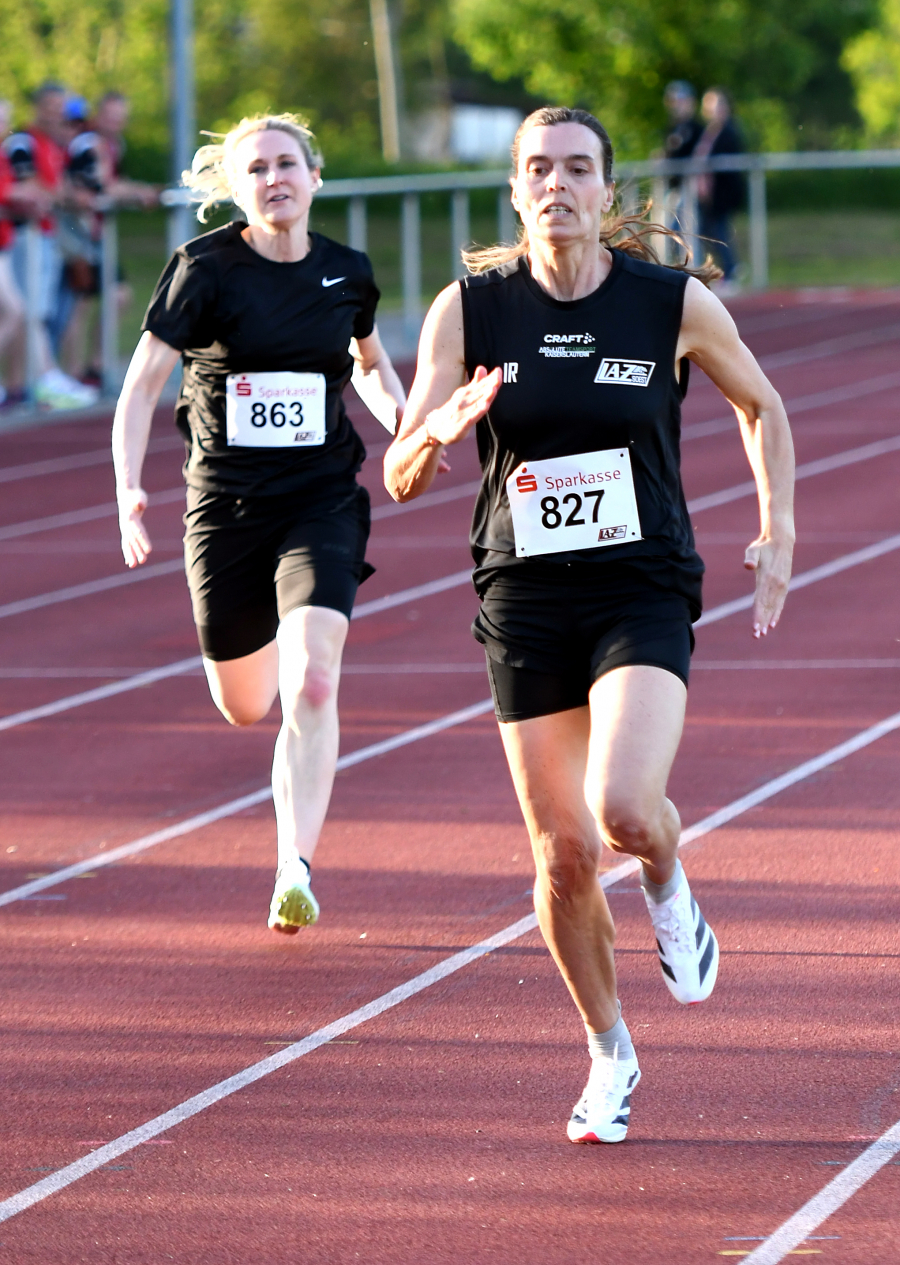 Zwei Westfalenmeisterinnen vom LAZ Soest: Ines Rustemeyer (rechts) und Dr. Janina Biegel holten sich bei den Titelk&auml;mpfen in Wassenberg Gold &uuml;ber 200 Meter und im Weitsprung. Foto: Bottin