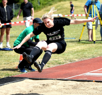 Pers&ouml;nliche Bestleistung und Qualifikation f&uuml;r die Deutschen Meisterschaften: W40-Athletin Dr. Janina Biegel vom LAZ Soest wurde mit 4,48 Metern Weitsprung-Westfalenmeisterin. Foto: Bottin|Zwei Westfalenmeisterinnen vom LAZ Soest: Ines Rustemeyer (rechts) und Dr. Janina Biegel holten sich bei den Titelk&auml;mpfen in Wassenberg Gold &uuml;ber 200 Meter und im Weitsprung. Foto: Bottin|Erstmals unter 30 Sekunden: Ines Rustemeyer vom LAZ Soest besiegte die Favoritin und wurde W50-Westfalenmeisterin &uuml;ber 200 Meter. Foto: Bottin|||
