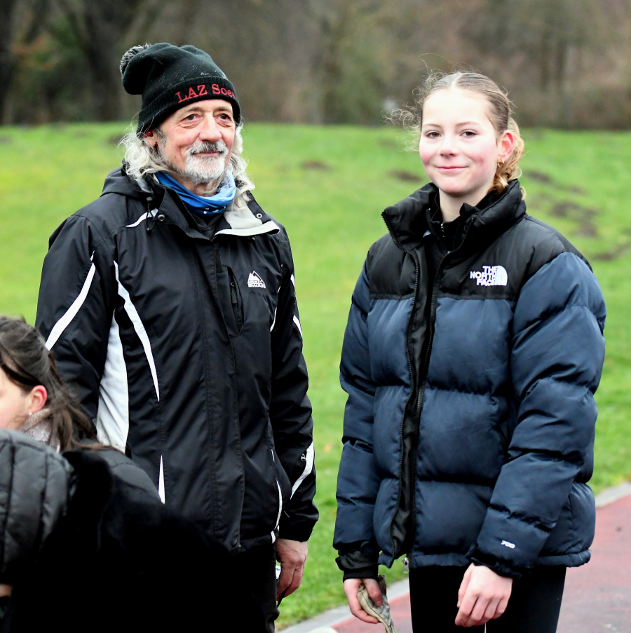 U16-Sportlerin Nia Ferige vom LAZ Soest freute sich mit Trainer Ralf Reinhard &uuml;ber einen gelungenen Einstand in das neue Wettkampfjahr. Die NRW- und Westfalenmeisterin im Hammer-                             und Diskuswurf von 2023 konnte mit ihren Resultaten und den h&ouml;heren Wurfgewichten in der neuen Altersklasse sehr zufrieden sein. Foto: Bottin