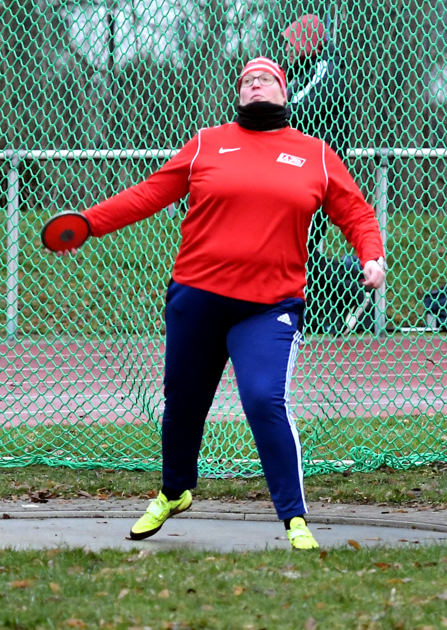 Sandra Straub vom LAZ Soest erzielte mit dem Diskus 18,34 Meter. Im Hammerwurf schaffte die W50-Athletin sogar die Qualifikation f&uuml;r die Deutschen Seniorenmeisterschaften. Foto: Bottin
