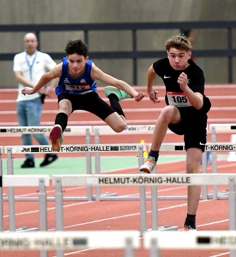 Michel Bottin (rechts) vom LAZ Soest vor seinem Konkurrenten Leonas Czeranka (Werne) im vergangenen Dezember in Dortmund. Am Wochenende treffen die beiden H&uuml;rdensprint-F&uuml;hrenden in Westfalen bei den U14-Hallentitelk&auml;mpfen in Paderborn wieder aufeinander. Foto: Bottin|Hat sie am Wochenende wieder Grund zu jubeln? Greta Karsten vom LAZ Soest geht als Nummer eins und Hochsprung-Mitfavoritin bei den U14-Westfalenmeisterschaften in Paderborn an den Start. Foto: Bottin|||