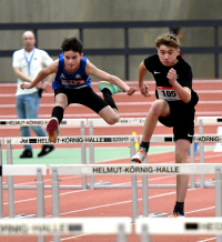 Michel Bottin (rechts) vom LAZ Soest vor seinem Konkurrenten Leonas Czeranka (Werne) im vergangenen Dezember in Dortmund. Am Wochenende treffen die beiden H&uuml;rdensprint-F&uuml;hrenden in Westfalen bei den U14-Hallentitelk&auml;mpfen in Paderborn wieder aufeinander. Foto: Bottin|Hat sie am Wochenende wieder Grund zu jubeln? Greta Karsten vom LAZ Soest geht als Nummer eins und Hochsprung-Mitfavoritin bei den U14-Westfalenmeisterschaften in Paderborn an den Start. Foto: Bottin|||