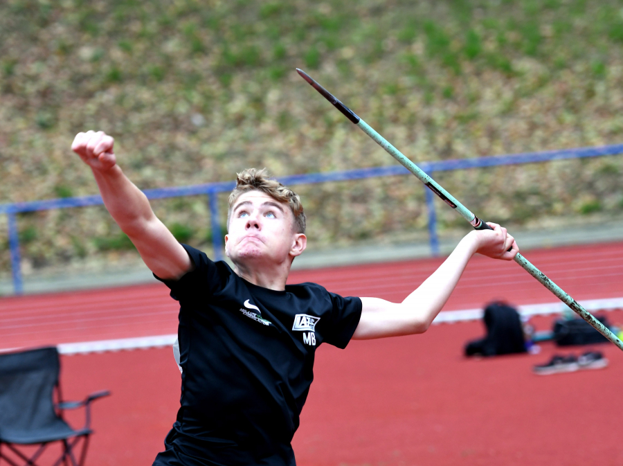 Saisonabschluss im Hagener Ischelandstadion: Nach seiner Steigerung auf 37,60 Meter ist M13-Sportler Michel Bottin vom LAZ Soest jetzt zweitbester Speerwerfer in Westfalen. Foto: Marcus Bottin