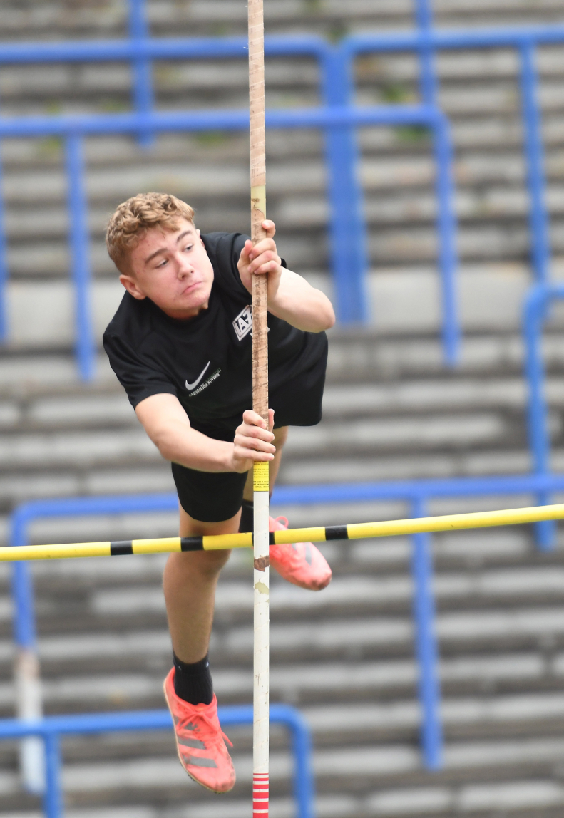 Steigerung in Hagen: M13-Sportler Michel Bottin vom LAZ Soest erzielte 2,45 Meter im Stabhochsprung. Foto: Marcus Bottin|Saisonabschluss im Hagener Ischelandstadion: Nach seiner Steigerung auf 37,60 Meter ist M13-Sportler Michel Bottin vom LAZ Soest jetzt zweitbester Speerwerfer in Westfalen. Foto: Marcus Bottin|||