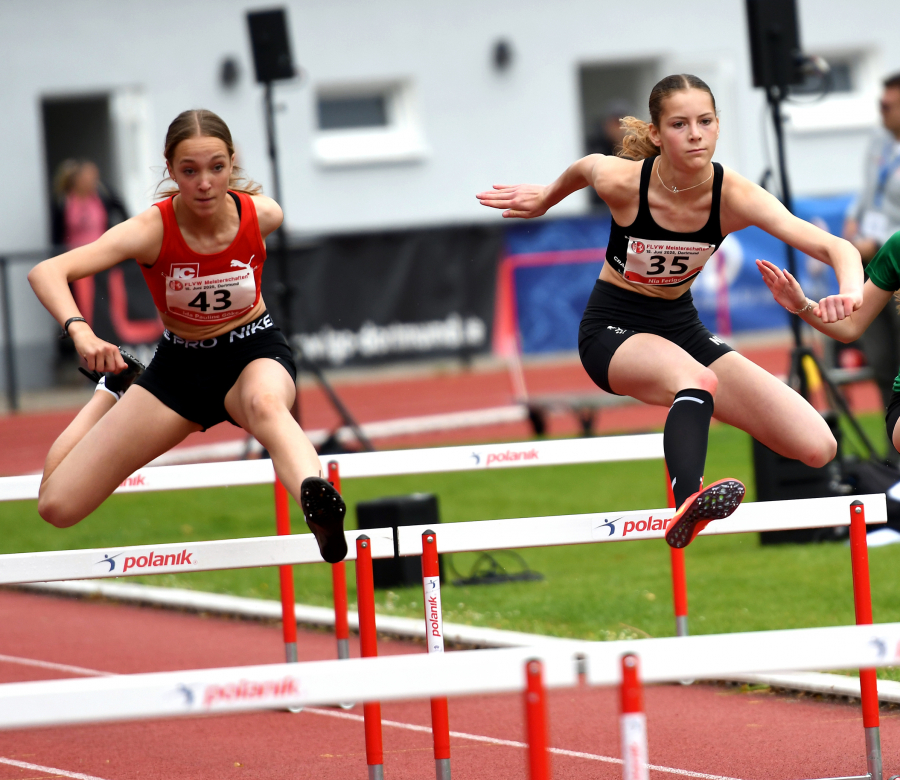 &Uuml;berraschende Vizemeisterschaft: Multitalent Nia Ferige (rechts) vom LAZ Soest - hier im Zweikampf mit der Paderbornerin Ida Pauline G&ouml;ke - verbesserte sich &uuml;ber 80-Meter-H&uuml;rden bei der W15 deutlich auf starke 12,60 Sekunden. Foto: Bottin