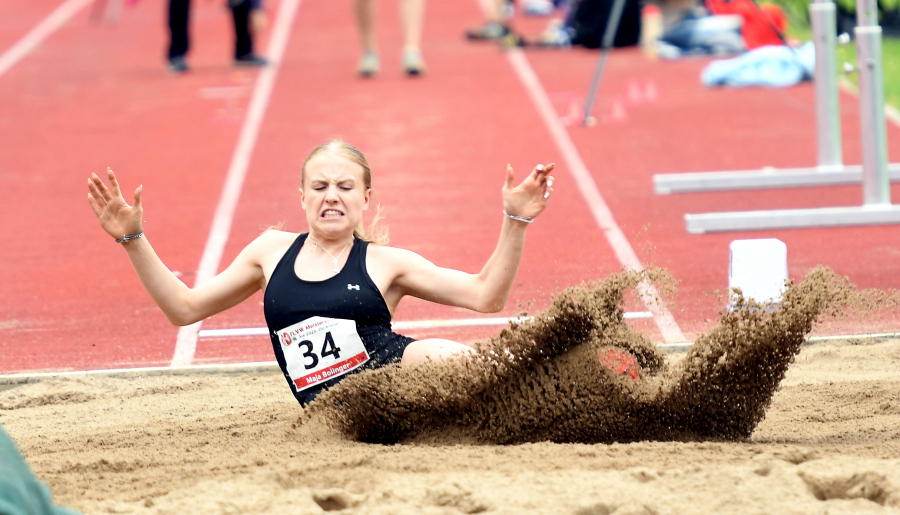 Viel Sand um Nichts? Keineswegs. Sprinttalent Maja Bolinger vom LAZ Soest &uuml;berzeugte bei den Westfalenmeisterschaften in Dortmund neben ihrer neuen H&uuml;rdenbestzeit auch im Weitsprung mit 5,32 Metern und Platz vier. Foto: Bottin