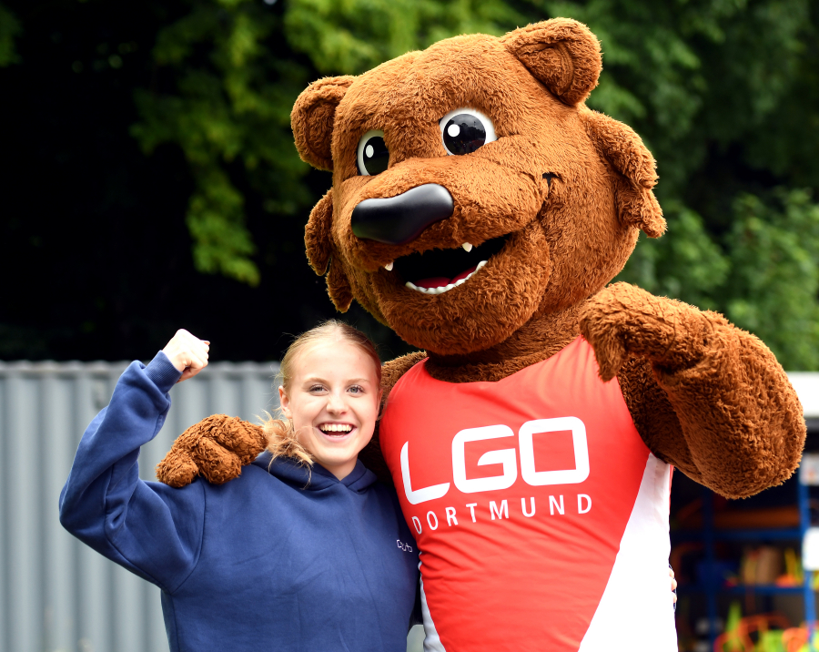 Mit Maja Bolinger freute sich auch das Maskotchen von Ausrichter LG Olympia Dortmund &uuml;ber die tollen Leistungen der Athletin vom LAZ Soest bei den "Westf&auml;lischen". Foto: Bottin