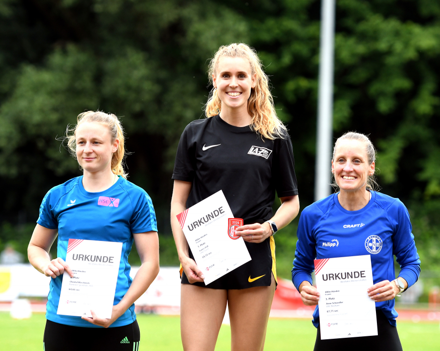 Strahlende Westfalenmeisterin: Laura Vo&szlig; (Mitte) vom LAZ Soest siegte &uuml;ber 400-Meter-H&uuml;rden in pers&ouml;nlicher Bestzeit und lie&szlig; Chantal Maschinski (links, Hamm)) und Anne Schwedler (Bochum) um L&auml;ngen hinter sich. Foto: Bottin