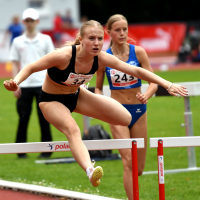 Galavorstellung von Maja Bolinger: Die junge LAZ-Athletin gl&auml;nzte &uuml;ber 100-Meter-H&uuml;rden in einem tollen Finale mit Platz zwei und ist mit 14,13 Sekunden aktuell die f&uuml;nftbeste Deutsche des j&uuml;ngeren U18-Jahrgangs. Foto: Bottin|&Uuml;berraschende Vizemeisterschaft: Multitalent Nia Ferige (rechts) vom LAZ Soest - hier im Zweikampf mit der Paderbornerin Ida Pauline G&ouml;ke - verbesserte sich &uuml;ber 80-Meter-H&uuml;rden bei der W15 deutlich auf starke 12,60 Sekunden. Foto: Bottin|LAZ-Sprinterin Maja Bolinger bewies auch im Weitsprung mit neuer pers&ouml;nlicher Bestleistung von 5,32 Metern und Platz vier bei der weibl. Jugend U18  ihre Qualit&auml;ten. Foto: Bottin|Viel Sand um Nichts? Keineswegs. Sprinttalent Maja Bolinger vom LAZ Soest &uuml;berzeugte bei den Westfalenmeisterschaften in Dortmund neben ihrer neuen H&uuml;rdenbestzeit auch im Weitsprung mit 5,32 Metern und Platz vier. Foto: Bottin|Mit Maja Bolinger freute sich auch das Maskotchen von Ausrichter LG Olympia Dortmund &uuml;ber die tollen Leistungen der Athletin vom LAZ Soest bei den "Westf&auml;lischen". Foto: Bottin|Strahlende Westfalenmeisterin: Laura Vo&szlig; (Mitte) vom LAZ Soest siegte &uuml;ber 400-Meter-H&uuml;rden in pers&ouml;nlicher Bestzeit und lie&szlig; Chantal Maschinski (links, Hamm)) und Anne Schwedler (Bochum) um L&auml;ngen hinter sich. Foto: Bottin|||